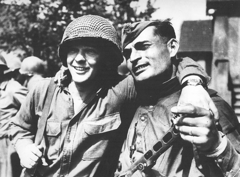 Солдат американской армии Бак Л.Кацебу и красноармеец Иван Нумладзе в момент встречи на Эльбе 1945.jpg